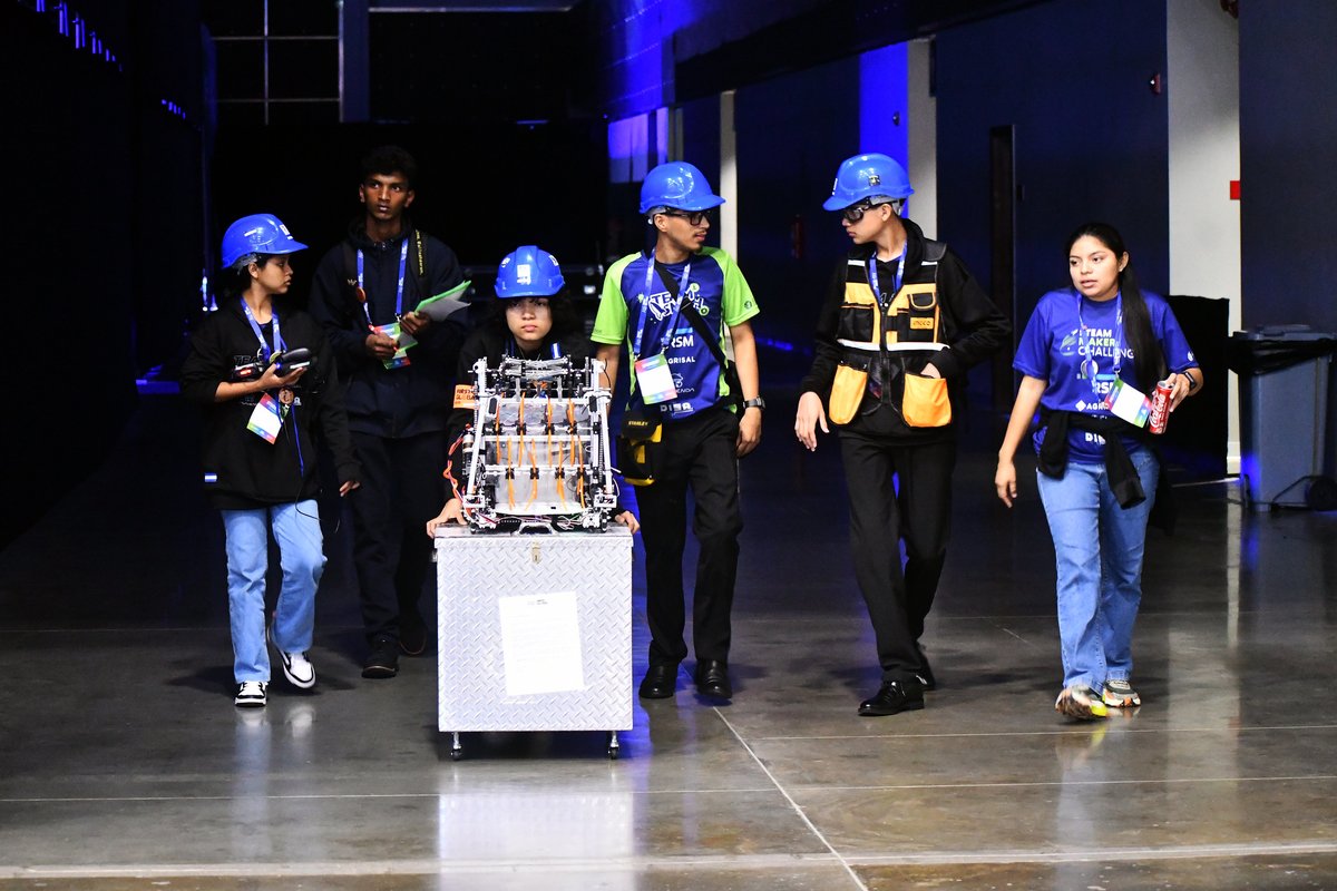 FUSALMO_Oficial's tweet image. 🤖💪 ¡La energía no se detiene en el #FGC2025!
El Team El Salvador continúa con las jornadas de práctica, afinando estrategias, calibrando el robot y preparándose para dar lo mejor en cada desafío. 🇸🇻✨
#TeamElSalvador #FIRSTGlobalChallenge #FUSALMO #STEM #OrgulloSalvadoreño
