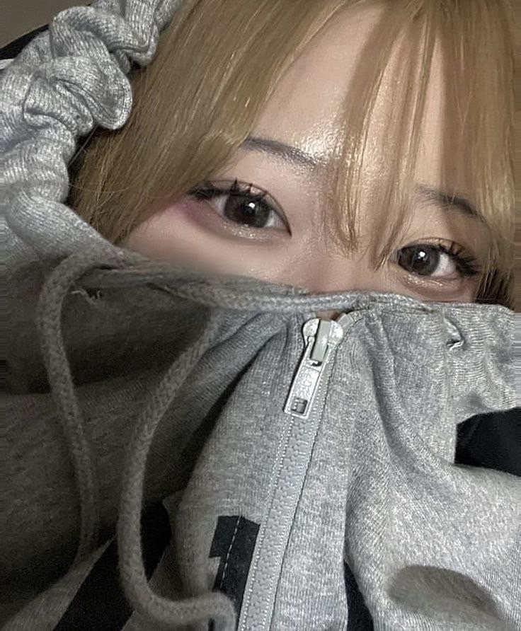 夜勤続きで栄養が偏って、朝の🍌だけじゃ満たされない**！😭 私を優しく包み込んで、温かいご飯で栄養補給（🍌じゃないよ！）させてくれるような年上男性が欲しい。私を連れ出して、美味しいものをご馳走してくれる人、今すぐ会って私を助けて！🍴