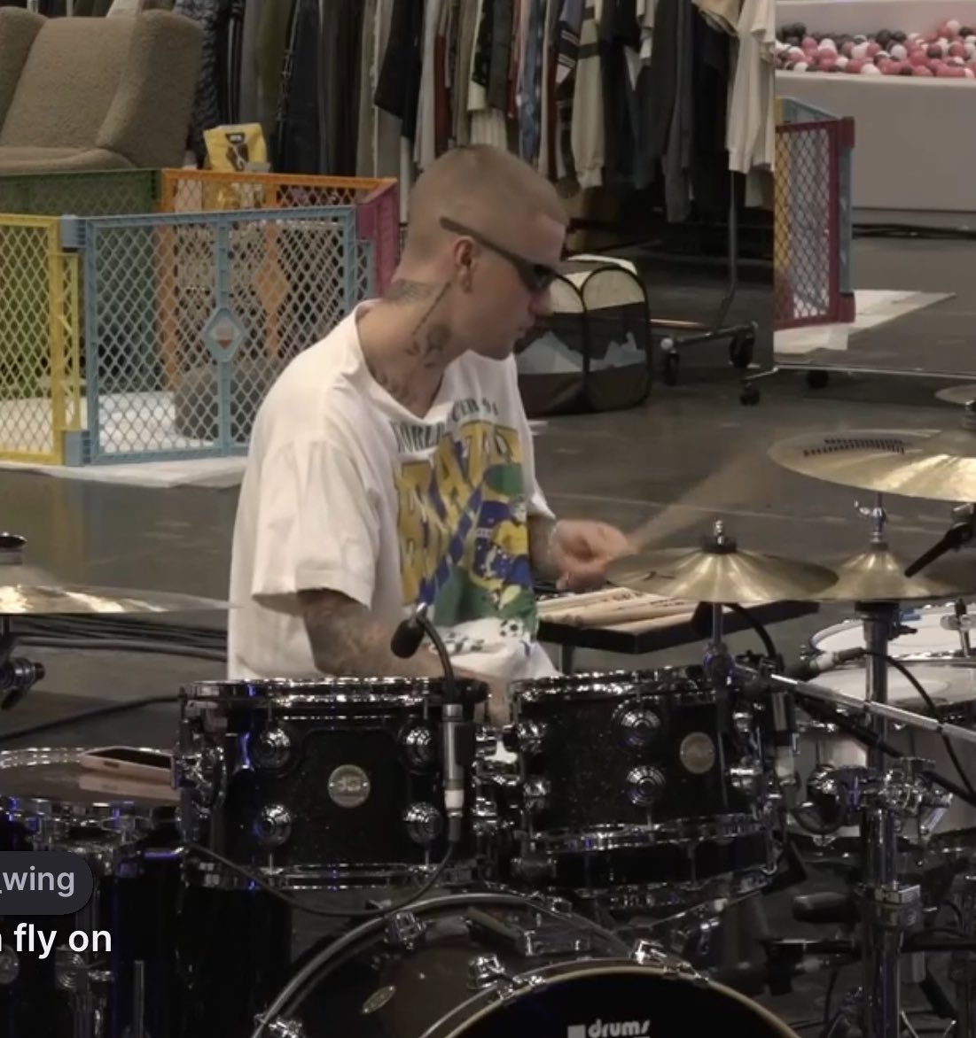 biebernovidade's tweet image. 🚨AQUI É O BRASIL! Justin Bieber está usado camiseta do Brasil durante live.