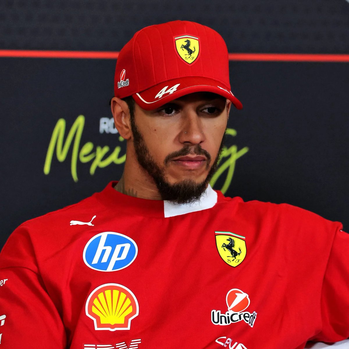 blog_formula1's tweet image. ⭐️ HAMILTON: &quot;EU ESTAVA NA FRENTE DO CHARLES&quot; ⭐️

A transcrição dos rádios entre Lewis Hamilton e Ricardo Adami (seu engenheiro de corrida) no GP do México revela que, após Charles Leclerc cortar a curva 1 e ultrapassá-lo, Lewis comunicou que estava na frente dele. No rádio de…