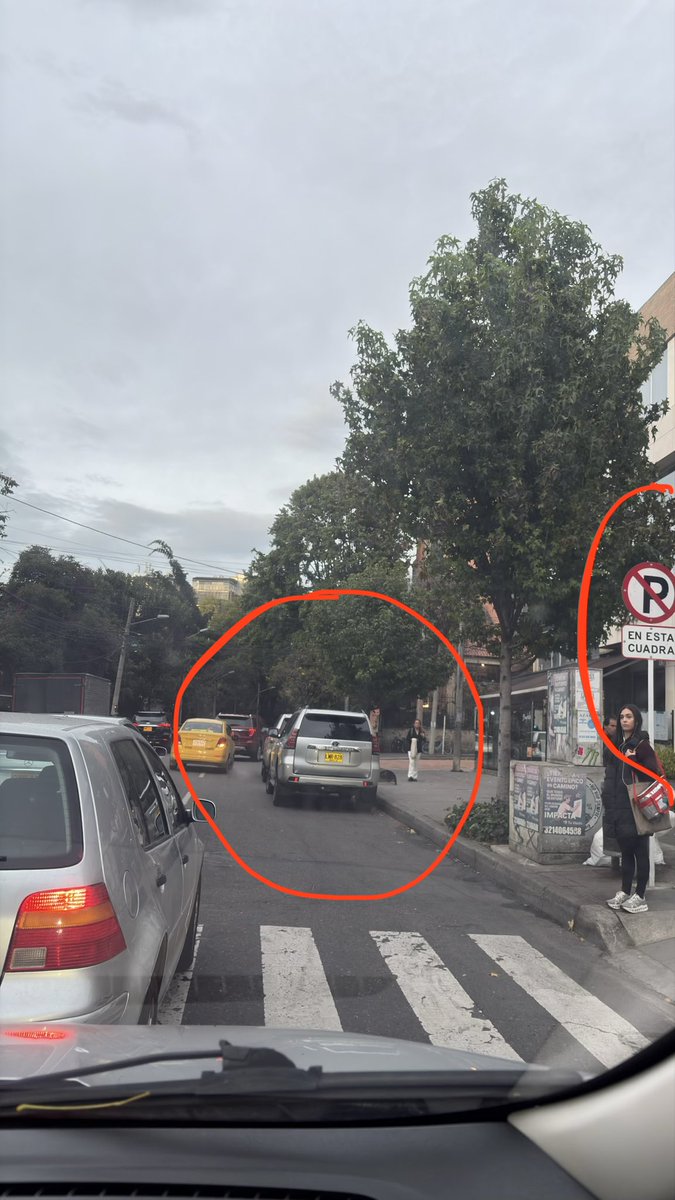 dperdigon's tweet photo. @SectorMovilidad @CarlosFGalan @CaracolRadio hasta cuándo vamos a tener que soportar horas y horas de trancón porque unos cuantos se creen dueños de las vías? Y lo peor con letrero de prohibido 🚫 parquear al lado https://t.co/c1ZafxG8ea