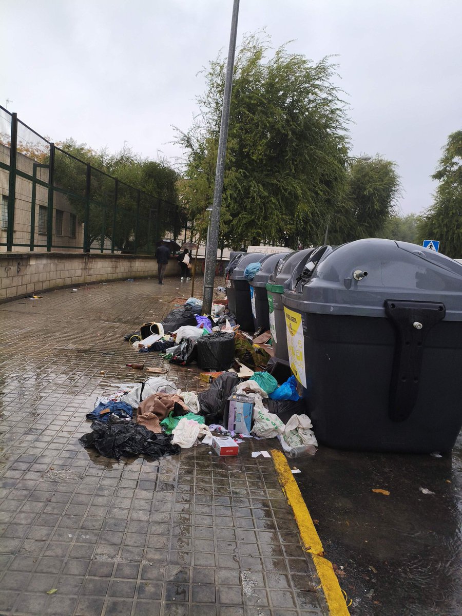 PPluiSanz's tweet photo. Así volvía a estar hoy la puerta del colegio Adriano del Valle, barriada la Música,minutos antes de caer la lluvia,no es de extrañar que estuviera toda Sevilla inundada,LipaSanz Sevilla te viene grande..@eveliarincon y @torreglosam dimisión yá,hay cosas que se podrian Eveliatar!! https://t.co/8ZJGAOXDzf