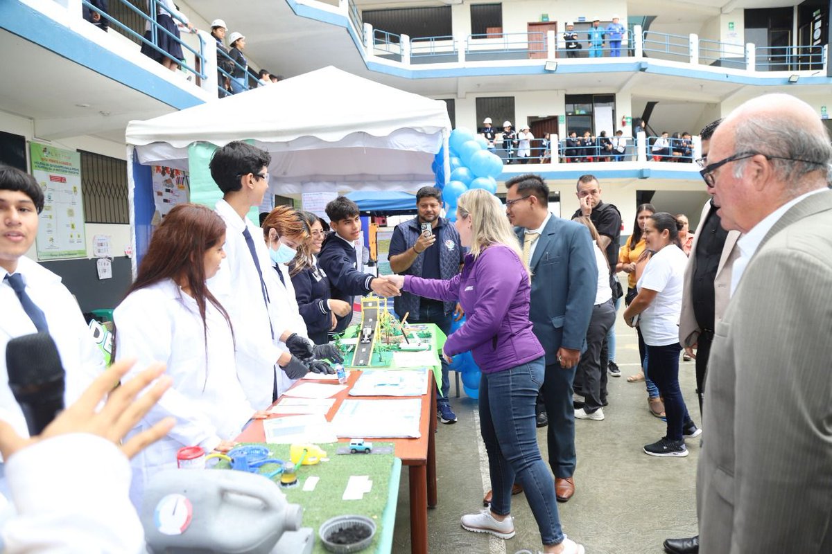 SRIoficialEc's tweet photo. #SRIenTerritorio

Nuestra directora, @AlexaNavarreteR, visitó la Unidad Educativa Latino en Santo Domingo de los Tsáchilas.

Compartió con niños y jóvenes, quienes mediante una feria de emprendimientos, dieron a conocer habilidades y destrezas adquiridas a través del estudio.

🧵 https://t.co/WPSbnbGd4q