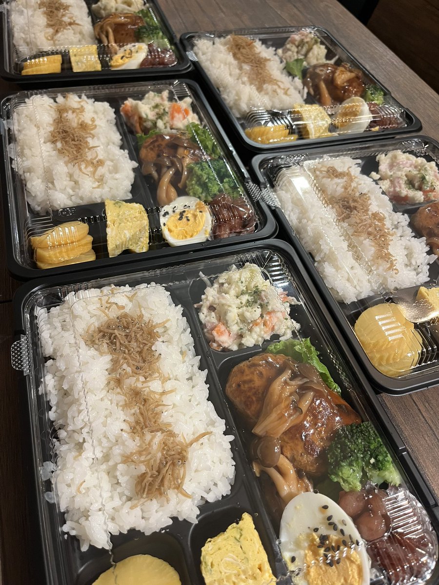 sasaosou's tweet image. 宿の朝弁当と夜弁当
#八丈島
#ゲストハウス