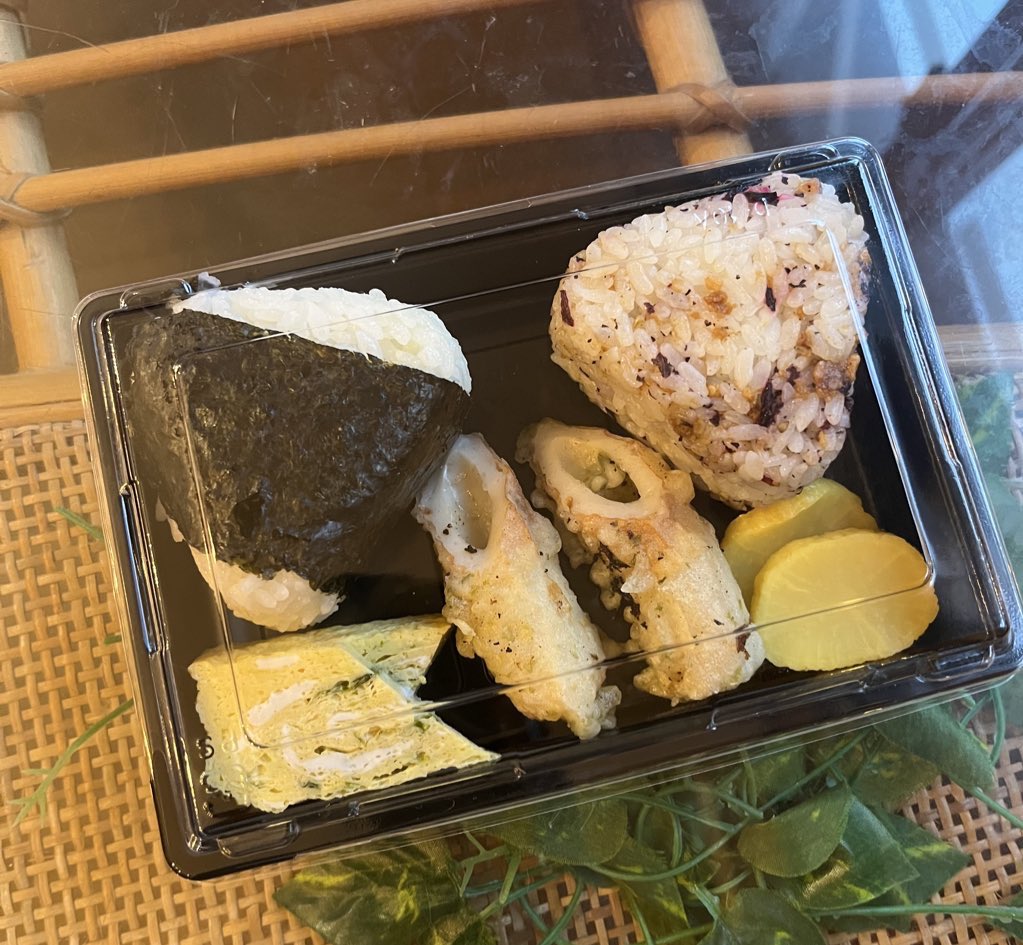 sasaosou's tweet image. 宿の朝弁当と夜弁当
#八丈島
#ゲストハウス