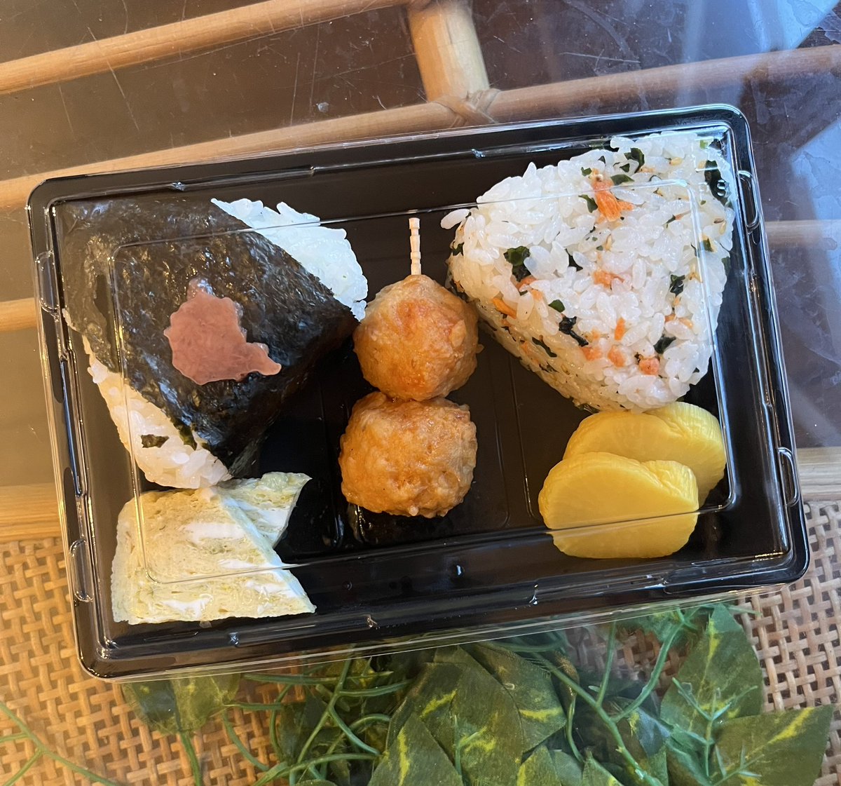 sasaosou's tweet image. 宿の朝弁当と夜弁当
#八丈島
#ゲストハウス