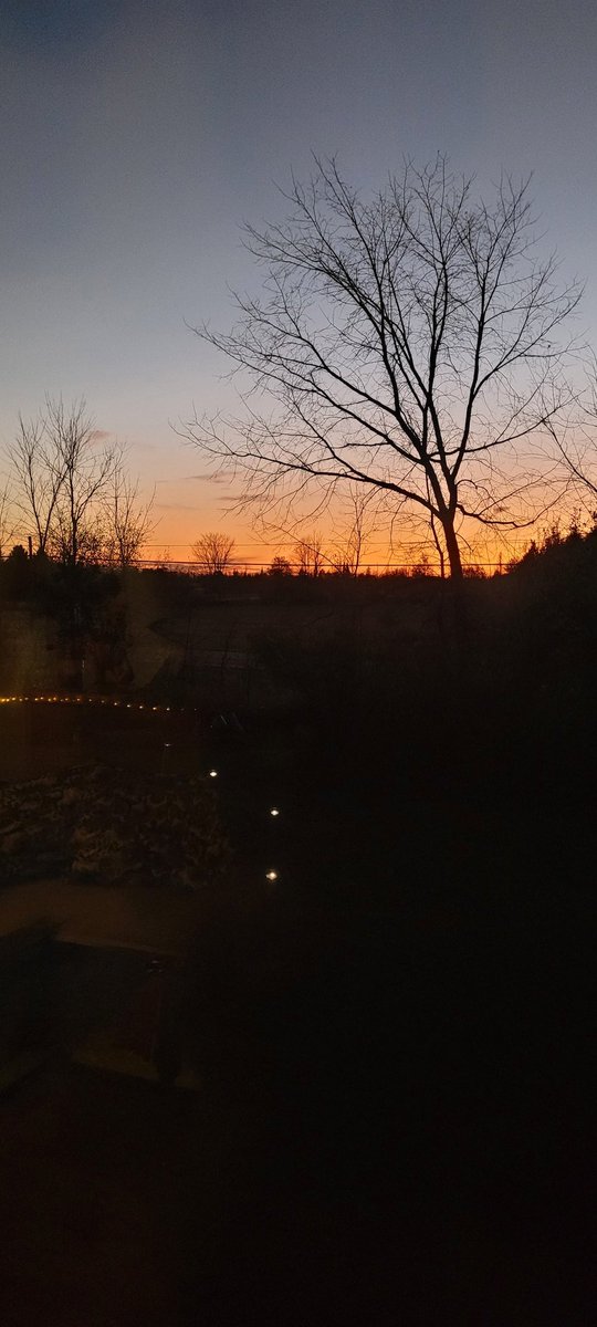 MoeFraser's tweet photo. Tonight's sky from my living room window, 😊 #Numogate https://t.co/y25WIhI4mV