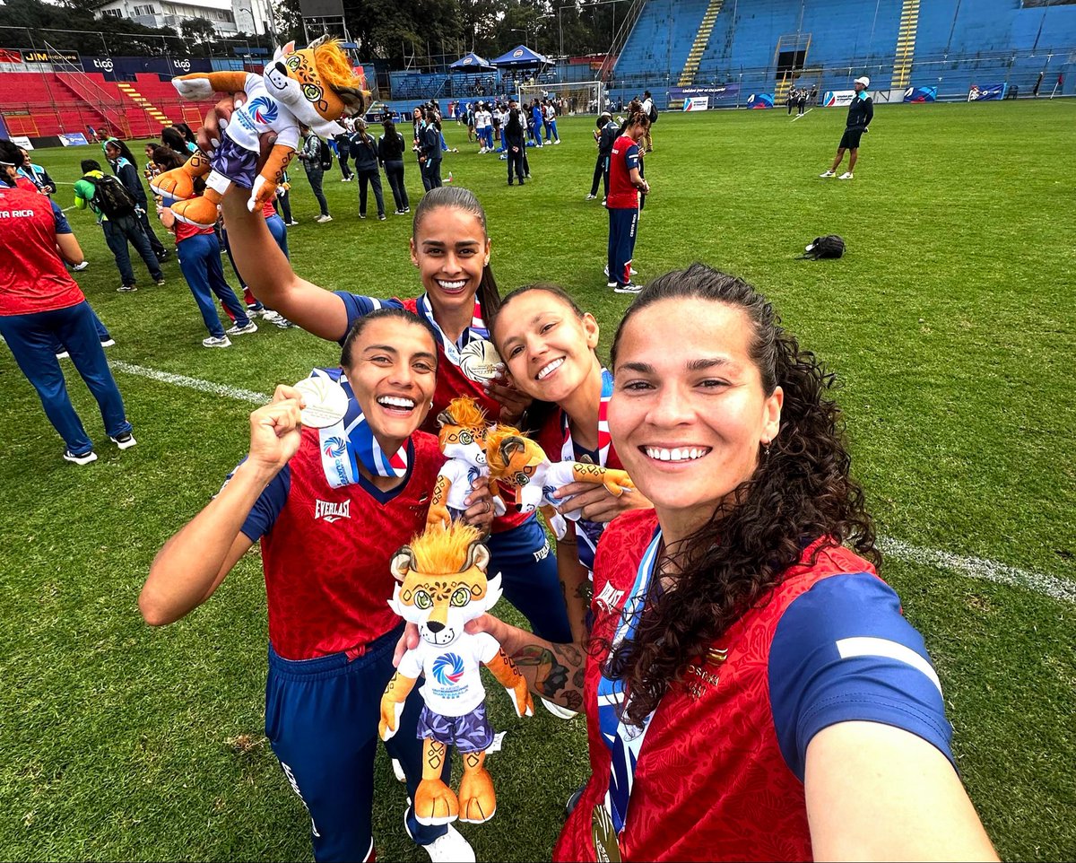 Felicitamos a la Selección Femenina y a nuestras Leonas que ganaron medalla de oro en los Juegos Centroamericanos 2025 con gol determinante de Sofía Varela. 🥇🇨🇷🦁

Noelia Bermúdez 
María Paula Coto
Gabriela Guillén
⚽️ Sofía Varela (anotadora del gol para el Oro 🥇).