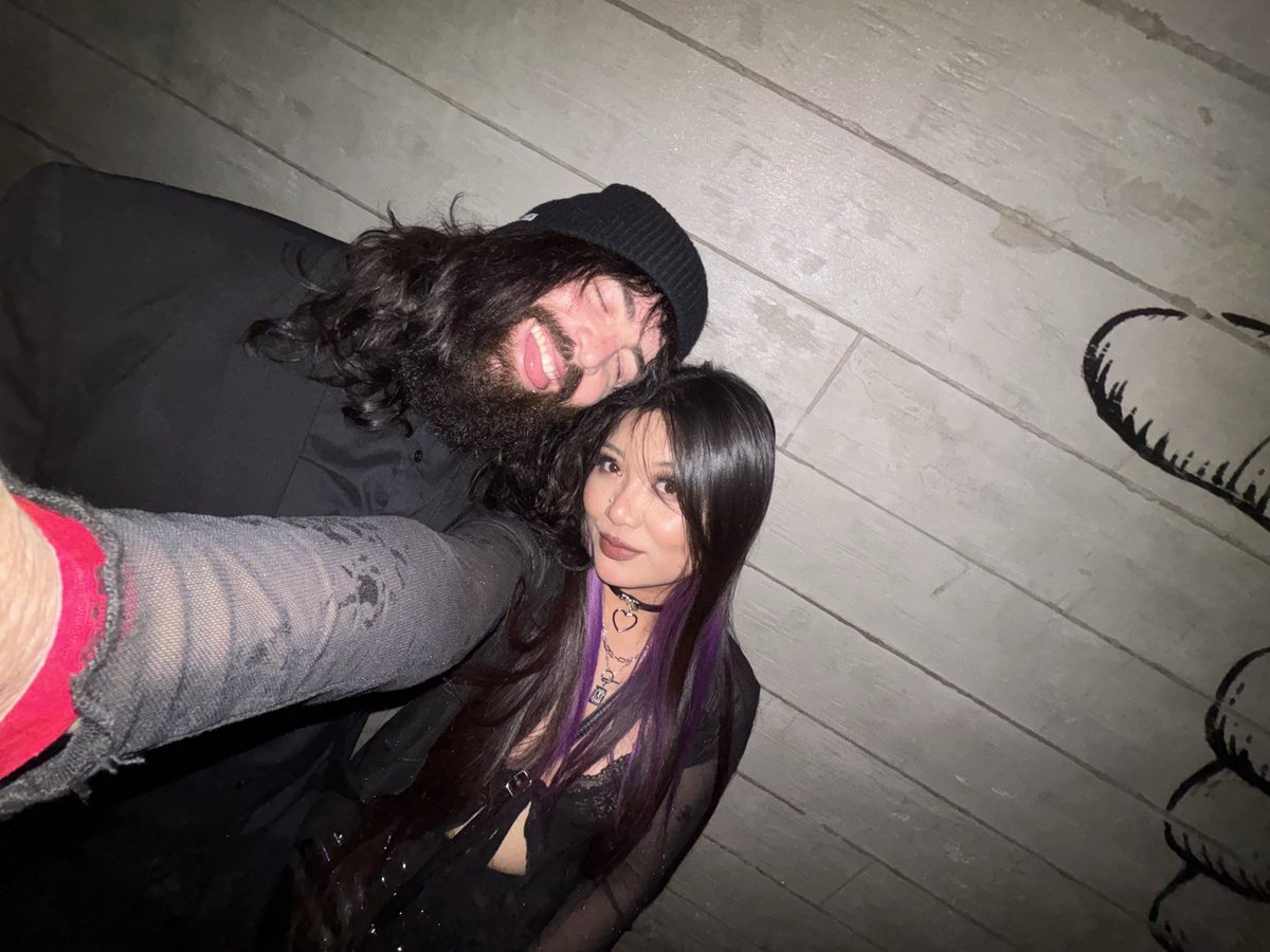 grritskris's tweet photo. sum luvrs 🖤 https://t.co/Y8EwTGfGeb