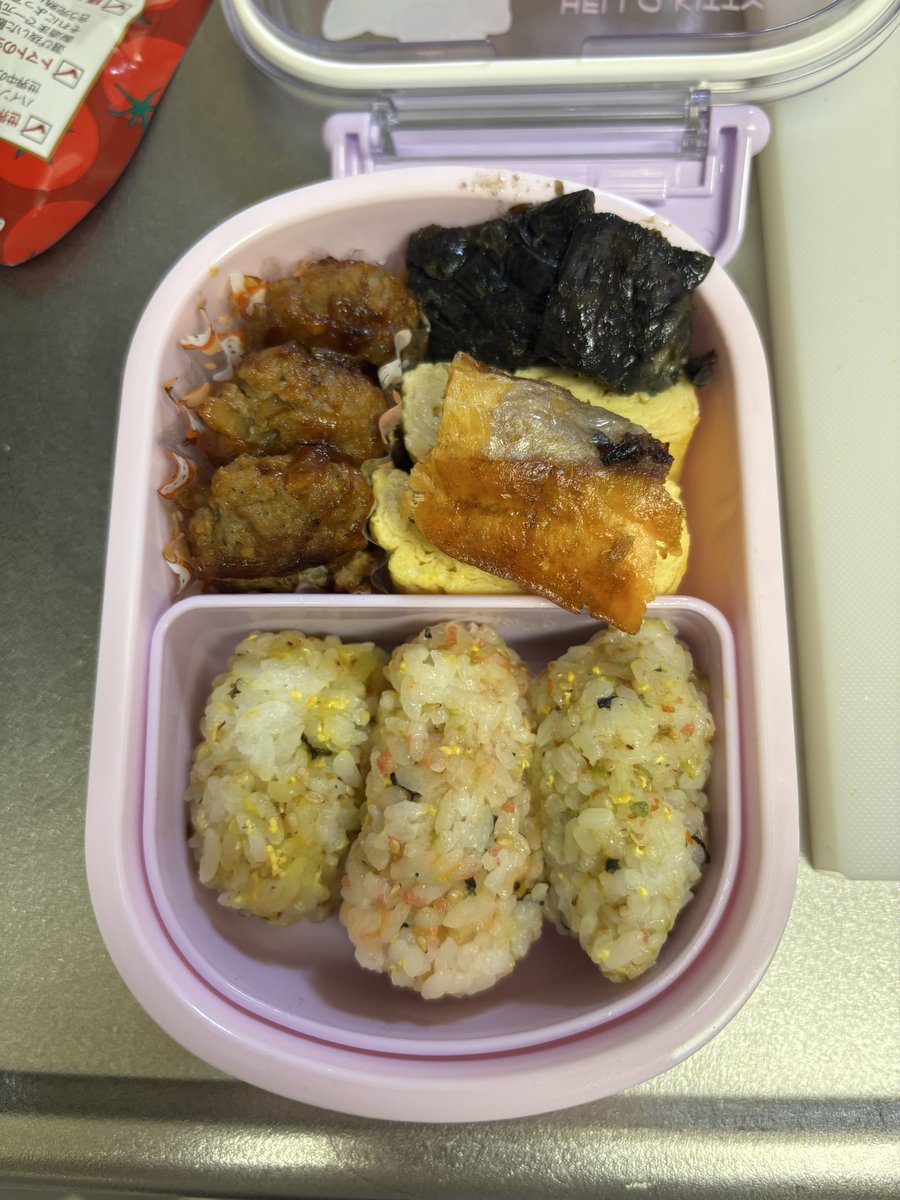 atsushiglay's tweet photo. 今日は娘の遠足なので、早起きしてお弁当作りましたが、キャラ弁を作る元気はありませんでした。娘よ、許してくれ。妻は昨日誕生日だったので爆睡でした。 https://t.co/LneaA4IcOH