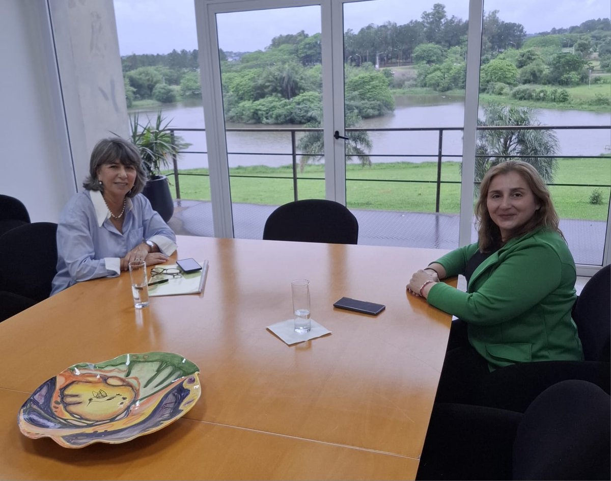 🤝 Reunión con la presidenta de la Sociedad del Conocimiento SAPEM, Dra. Claudia Gauto, rumbo a los 10 años de los #PremiosDefensoría.
Alianzas para fortalecer derechos de niñas, niños y adolescentes 💛

<a href="/rossanafranco__/">Rossana Franco</a> <a href="/vicegobmisiones/">Vicegobernación Misiones</a>