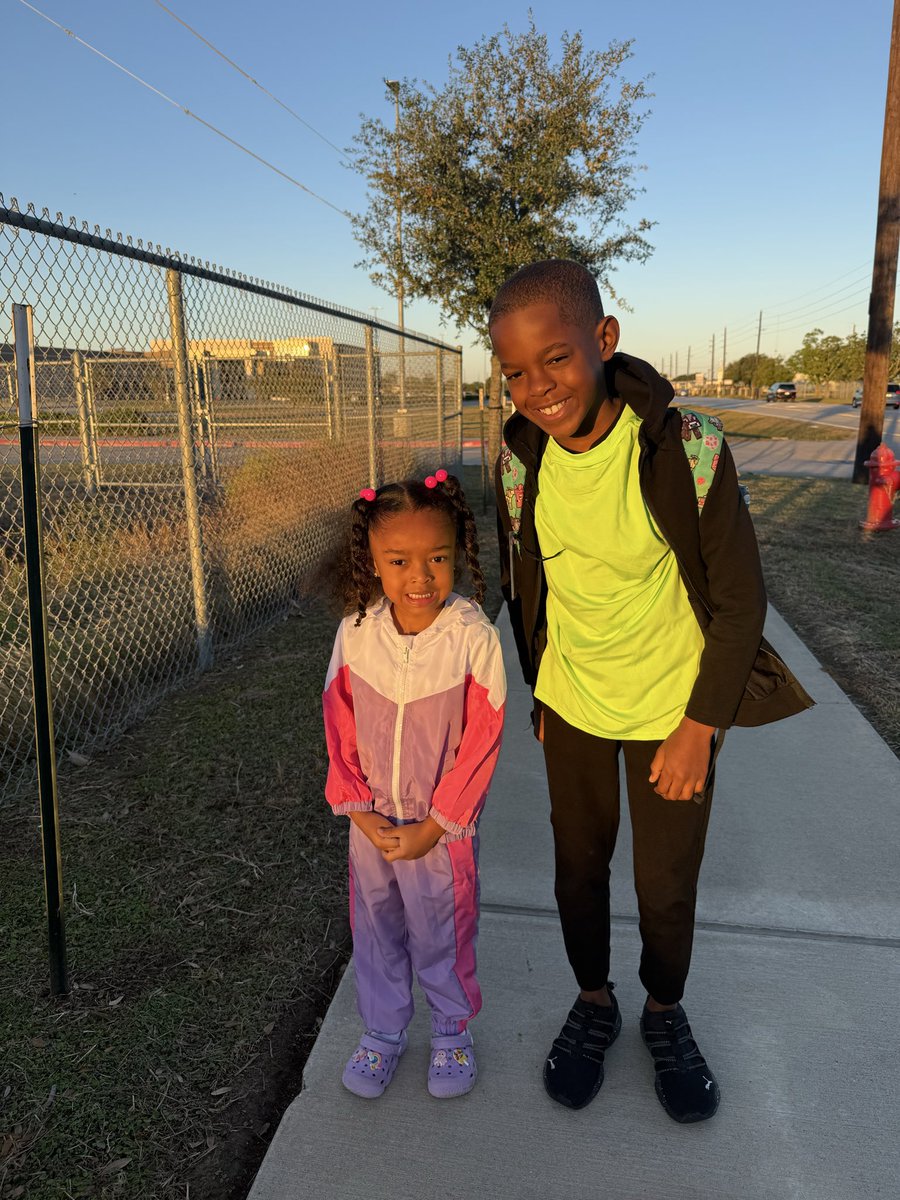 MrsMWilliams5's tweet image. Today’s Red Ribbon Week was…
Haskett Junior High- Twin Day and Faldyn Elementary- Neon Day #WeAreHaskett #FaldynFoxes #RedRibbonWeek @HaskettJH @FaldynFoxes