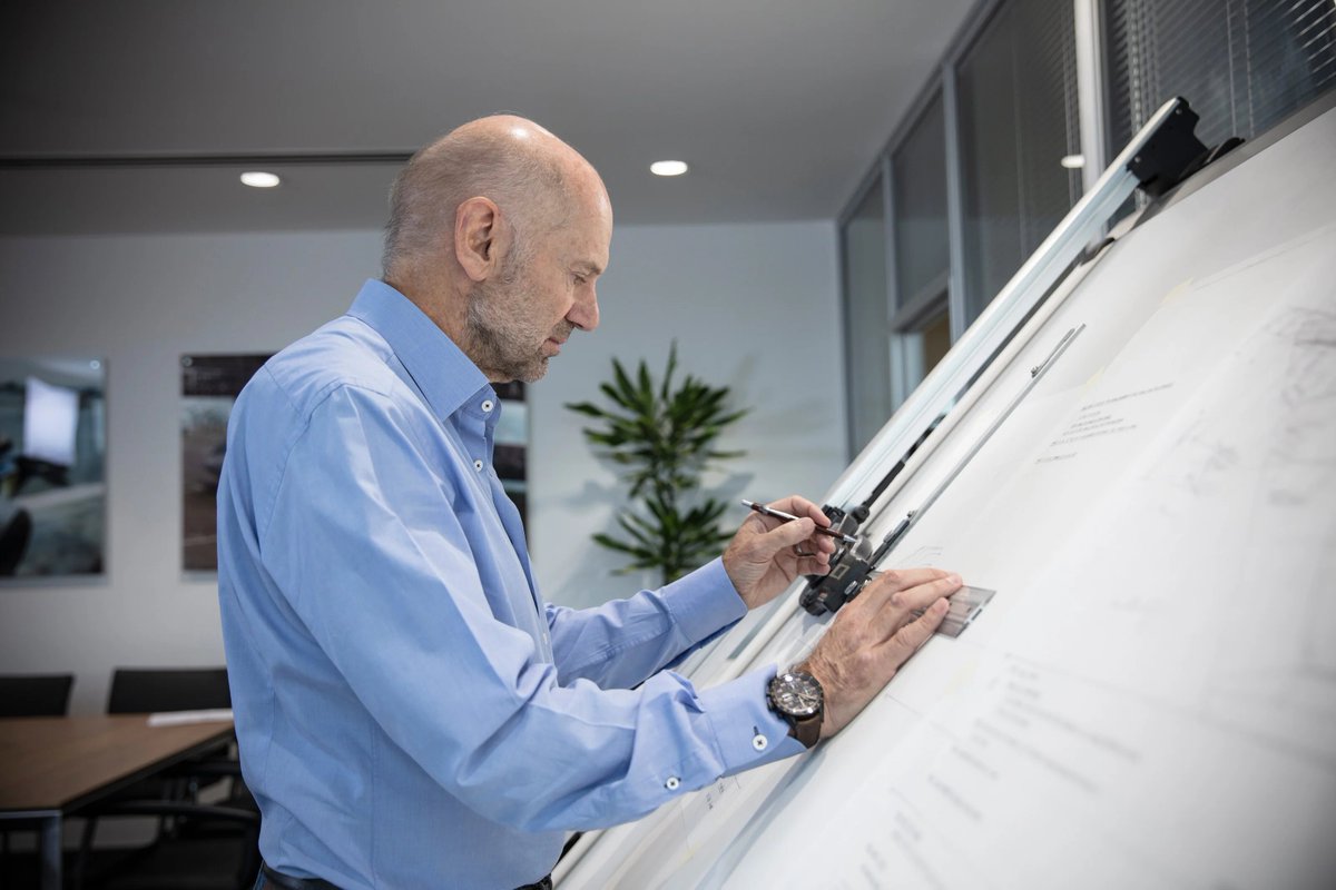 FormulaDirecta's tweet photo. 🚨 Así es la jornada laboral de Adrian Newey en Aston Martin:

👉 "El 10% del tiempo lo dedico a las reuniones. Intento que sea el menor tiempo posible".

👉"Del 90% restante, empleo la mitad a dar una vuelta por la fábrica y hablar con todos los ingenieros para repasar lo que están haciendo e intercambiar ideas".

👉 "Y la otra mitad la paso en mi oficina, analizando datos de entrada, y a partir de estos, esbozo lo que considero que serán las soluciones para luego presentarlas al grupo de investigación".

[@autosport]

#F1