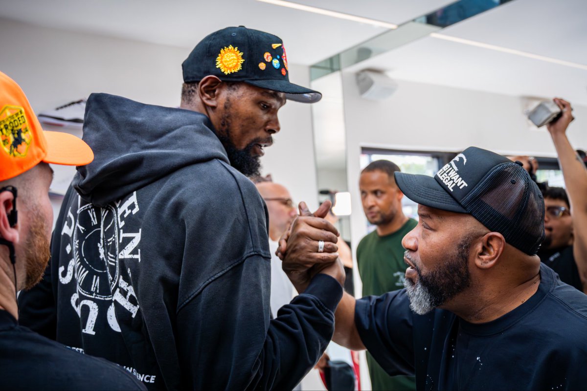 One of my all time favorite pictures ever. 

<a href="/KDTrey5/">Kevin Durant</a> x <a href="/BunBTrillOG/">BunB.eth</a> 
<a href="/TBGeneration/">better+</a> x <a href="/Topps/">Topps</a> 

📸: <a href="/HigherLXNG/">LXNG</a>