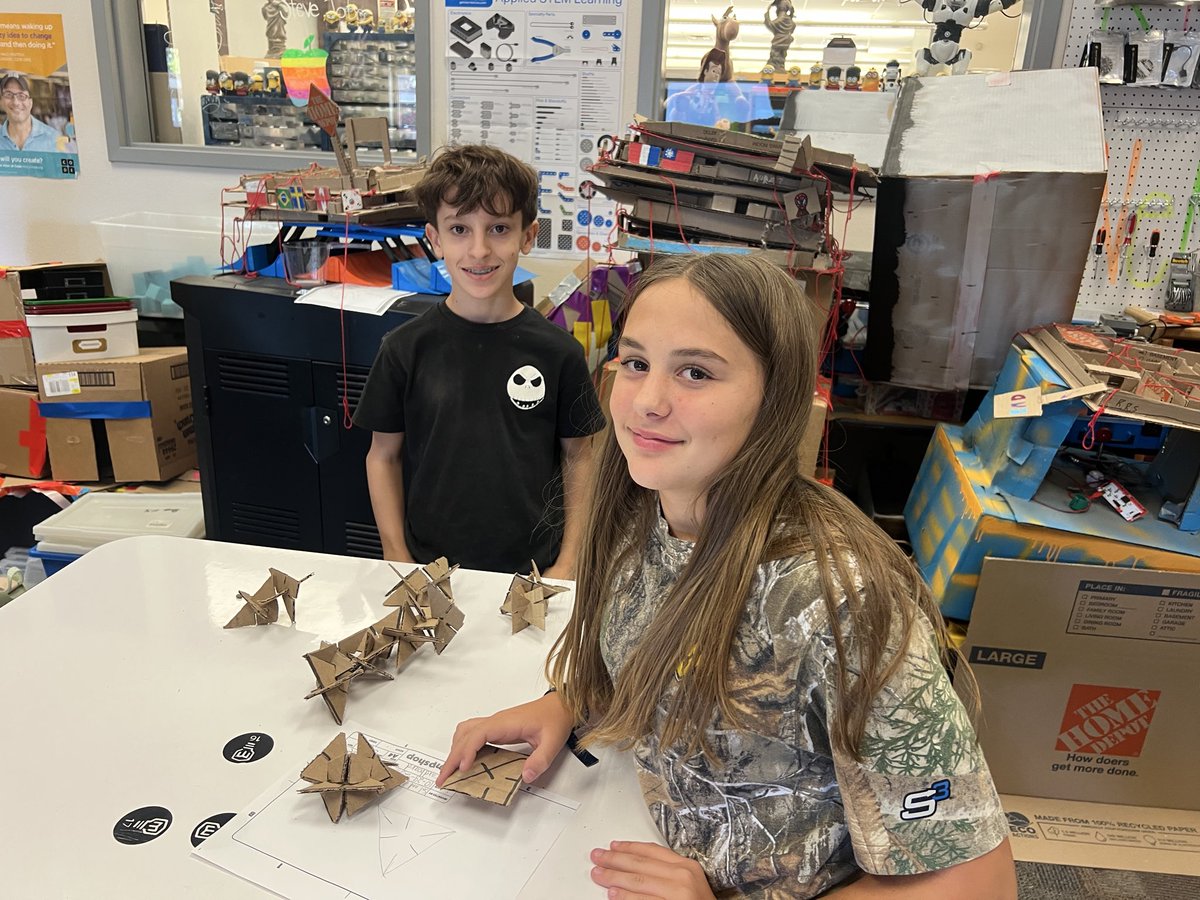 KnIhT_tNeReFfId's tweet image. Students in 6th grade had to design a new shape that connects. Students had to get a patent approved, cut 10 identical shapes and build something all in 45 minutes. #makerspace #makersgonnamake #chompsaw #stem #stemed #engineering  #cardboard @SVViperPride @DVUSD @ItsChompshop