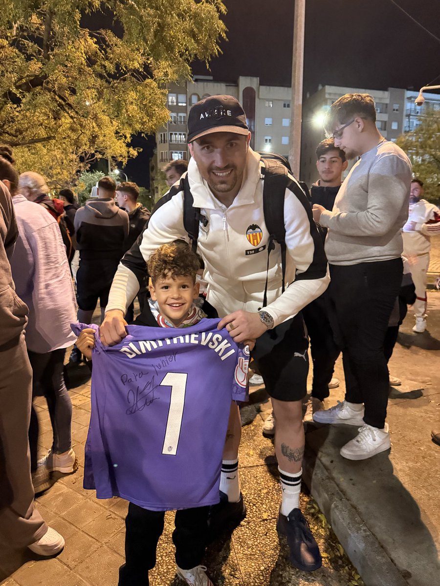 5Nandito's tweet photo. @Dimitrievski1 @valenciacf Eres muy grande como jugador pero como persona aún más .
❤️stole https://t.co/CFNVoiQlH0