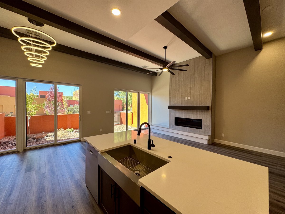 Just put the finishing touches on some incredible townhomes in the exclusive Zocalo neighborhood near the Santa Fe Plaza! 2 already sold, just 4 remaining. 

abrazohomes.com/new-homes/nm/s…