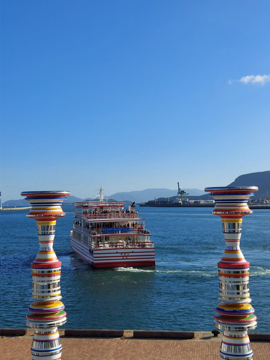 setouchi_art_jp's tweet photo. 【あと10日丨#瀬戸内国際芸術祭2025 】
いよいよ瀬戸内国際芸術祭2025は、残り10日となりました。

思い出に残る楽しい芸術祭となるようにスタッフ一同、元気に笑顔で皆様をあたたかくお迎えします。

ご来場を楽しみにしております。
ーーーーーーーーーーーーーーーーー
【10 Days Left丨#SetouchiTriennale2025 】

The countdown to the Setouchi 
Triennale 2025 is now down to just 10 days.

Our entire staff will warmly welcome you with energy and smiles to ensure this becomes a memorable and enjoyable art festival.

We look forward to your visit.
ーーーーーーーーーーーーーーーーー
【倒计时10天丨#濑户内国际艺术节2025 】
濑户内国际艺术节2025即将迎来最后10天。

全体工作人员将以饱满的热情和灿烂的笑容，竭诚为您打造难忘的艺术盛宴。

我们衷心期待您的莅临。
ーーーーーーーーーーーーーーーーー
【倒數10天丨#瀨戶內國際藝術祭2025 】
瀨戶內國際藝術祭2025即將迎來最後10天。

全體工作人員將以活力與笑容，誠摯歡迎各位蒞臨，致力打造令人難忘的歡樂藝術盛會。

誠摯期待您的到來。
ーーーーーーーーーーーーーーーーー
【10일 남음丨#세토우치 국제예술제2025 】

세토우치 국제예술제2025가 이제 10일 남았습니다.

추억에 남는 즐거운 예술제가 될 수 있도록 스태프 일동, 활기차고 웃는 얼굴로 여러분을 따뜻하게 맞이하겠습니다.

방문을 기다리겠습니다.

#瀬戸内国際芸術祭 #setouchitriennale #triennale #濑户内国际艺术节 #瀨戶內國際藝術祭 #세토우치국제예술제 #瀬戸芸 #芸術祭  #瀬戸内 #アート #現代アート #香川 #直島 #こえび隊 #島  #島旅 #移住 #setouchitriennale #artsetouchi #setouchi #artfestival #contemporaryart #kagawa #naoshima #islandtrip