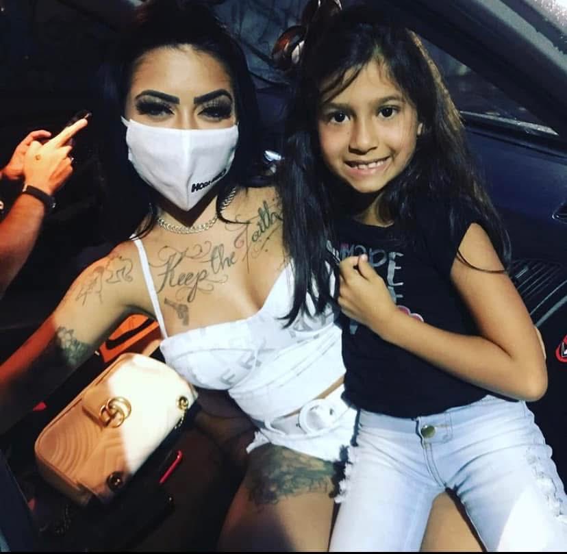 NanyFaria's tweet photo. O tamanho da Lays com a @xbadmix  kkkk 
Tem uma perdida que a lala tinha 5 pra 6 anos kkk
Detalhe Lays já tá com 12 anos kkkk 
E espera ansiosa ter idade pra ir em um show da Bad Mi kkkk https://t.co/qX9WGPzKCj