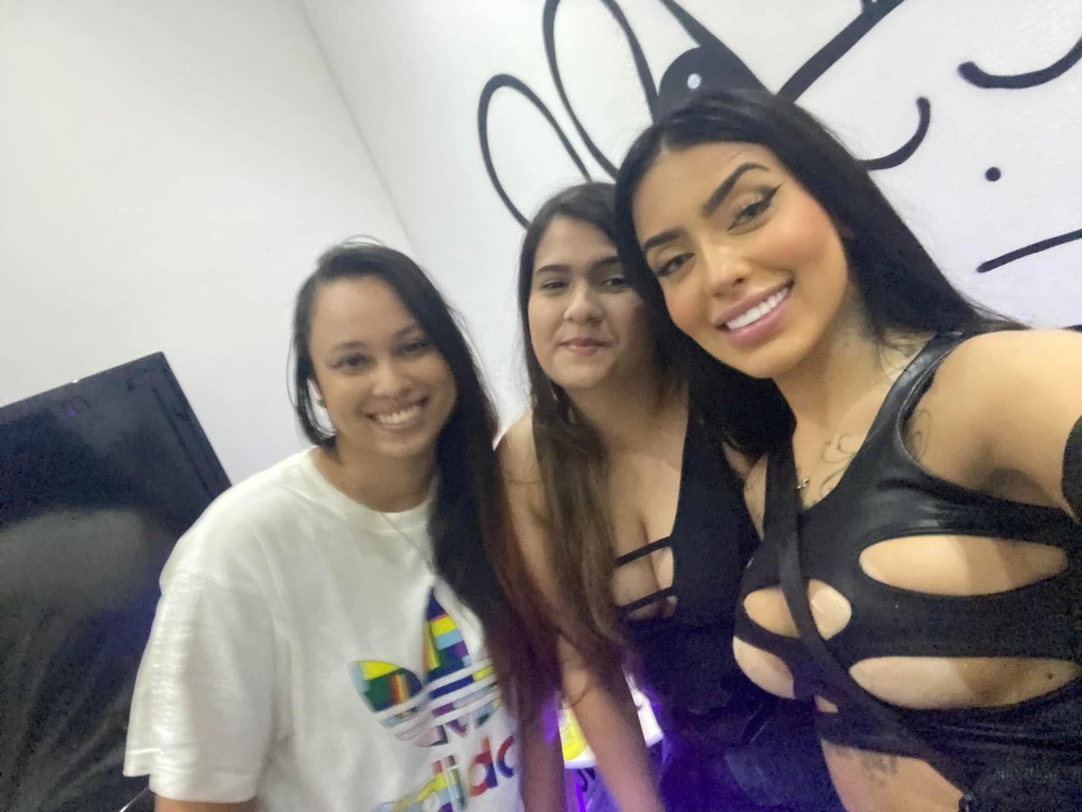 NanyFaria's tweet photo. O tanto que amo essas garotas ! 
Mozao sempre me acompanhando nos shows ! 🥰💞 https://t.co/GzFXuj90AO