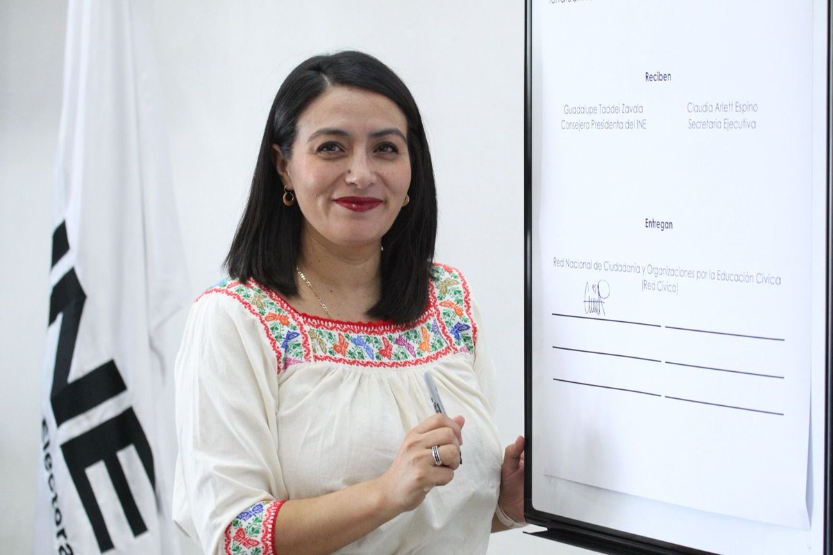 La Consejera y Secretaria General de la Red Cívica Mx, Carol Arellano Rangel, destacó la importancia de la educación cívica como un pilar para la democracia, en la entrega del decálogo de buenas prácticas en educación cívica y participación ciudadana de la Red Cívica Mx al INE 🫱🏻‍🫲🏼