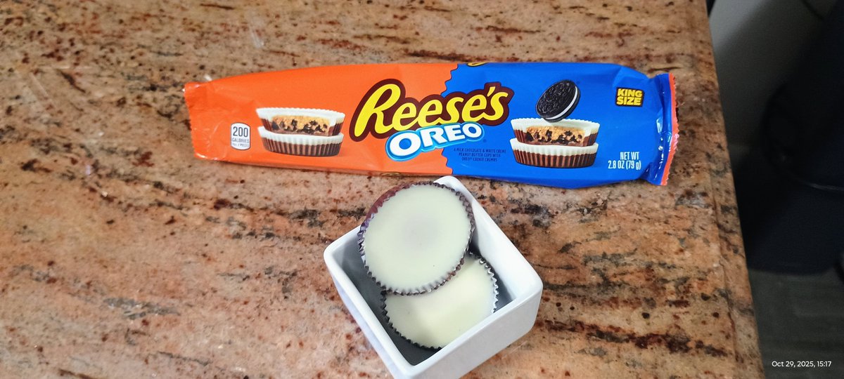 aGryzeTV's tweet image. A coworker tell me how good the #reesespieces x #oreo collab candy is! Had to try it 🔥

#candy