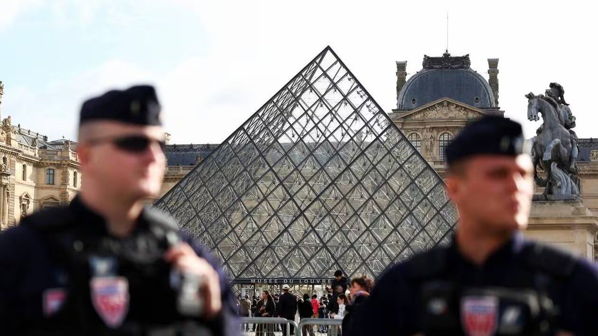 BastionMediaFR's tweet photo. 🔴🇫🇷 𝗙𝗟𝗔𝗦𝗛 𝗜𝗡𝗙𝗢 — On connaît désormais l’identité des auteurs présumés du cambriolage du musée du Louvre.

Il s’agit d’Ayed Ghelamallah, 34 ans, né à Mostaganem et de nationalité algérienne, ainsi que de Niakate Abdoulaye, 39 ans, né et résidant à Aubervilliers.

Les deux hommes ont été MIS EN EXAMEN et placés en DÉTENTION PROVISOIRE.

(Sources : @Frontieresmedia / @Jules_Laurans)