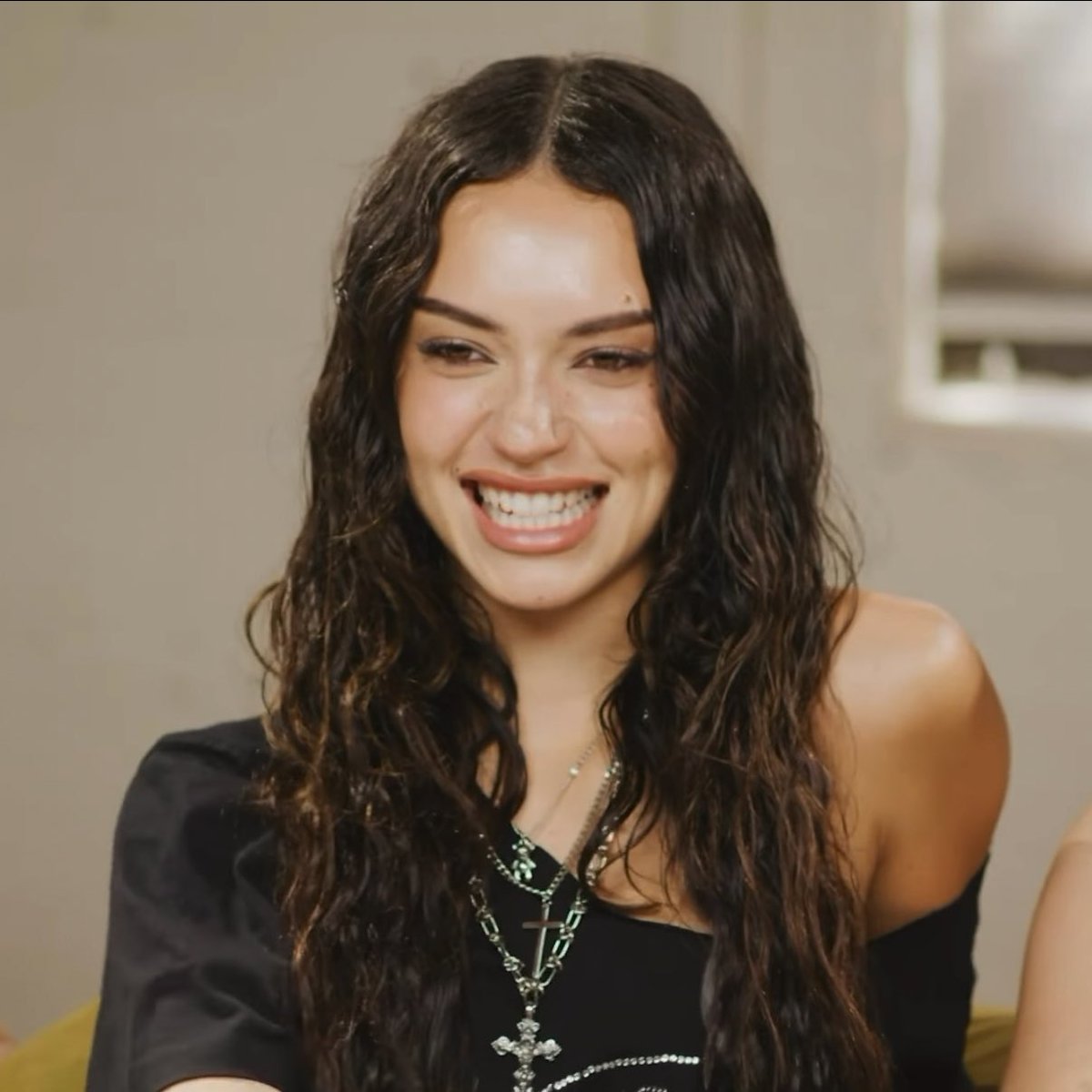 Dani looked sooo cute in the rolling stone video