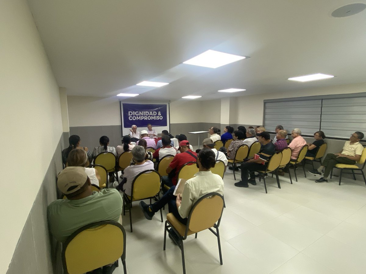 slunad's tweet photo. Conversando en Barranquilla con el candidato al senado @JERobledo Jorge Enrique Robledo por @dignidadycomp en el marco de su gira nacional sobre la situación política y económica del país y de nuestro candidato a la presidencia @sergio_fajardo #SalvemosAColombia https://t.co/RsGwmcP2JB