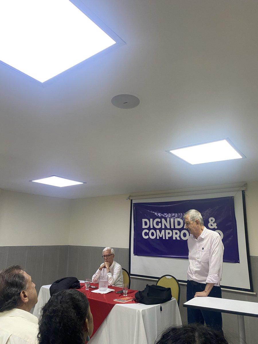 slunad's tweet photo. Conversando en Barranquilla con el candidato al senado @JERobledo Jorge Enrique Robledo por @dignidadycomp en el marco de su gira nacional sobre la situación política y económica del país y de nuestro candidato a la presidencia @sergio_fajardo #SalvemosAColombia https://t.co/RsGwmcP2JB
