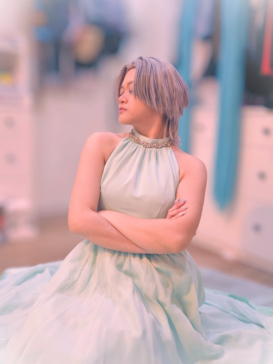 Found my old prom dress in storage and tried it on, was told it would be nice on till, so i put on the wig and makeup ✨️

• • • • •
#alienstage
#alnst #alienstagecosplay #alnstcosplay #alienstagetill #alnsttill #tillcosplay