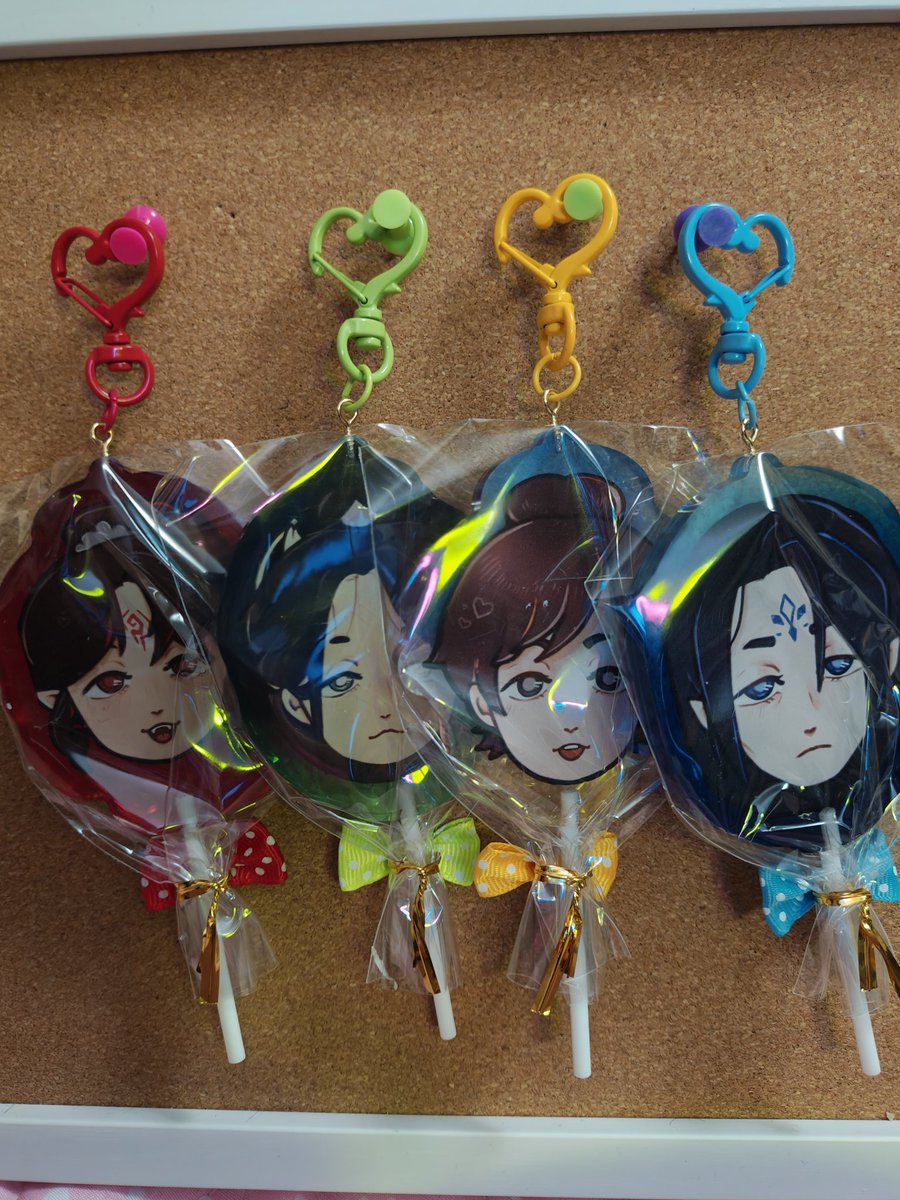 my first try making keychains !!!! I made little lollipop chibis of the #svsss guys! My favorite is #ShenQingqiu <3 I think he came out the best. Tho I think they r a bit big.....
They r available thru links in my bio if u r interested!!
#LuoBinghe #ShangQinghua #MobeiJun