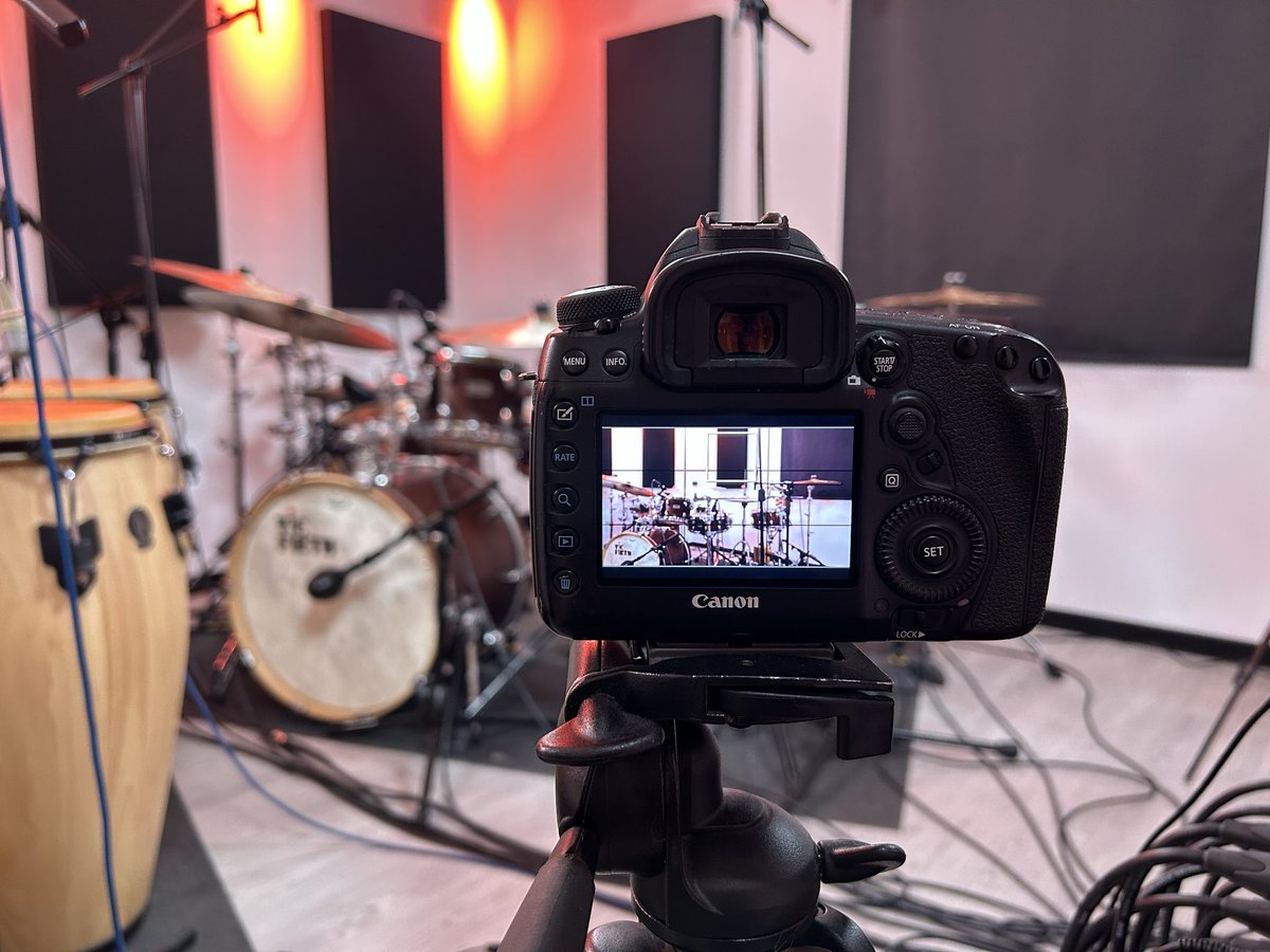 AlbertoMazza15's tweet photo. Siamo felicissimi di avere iniziato oggi con le registrazioni audio e video del nostro nuovo progetto Music Conversation. Domani e venerdì continueremo immersi nello studio!
#musicconversation https://t.co/QUXglLmYys