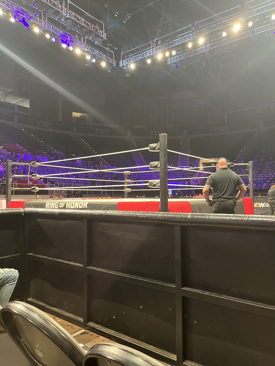 CassyCisneros85's tweet photo. AEW tonight? 🤙🏻 https://t.co/BSBlR0nocw
