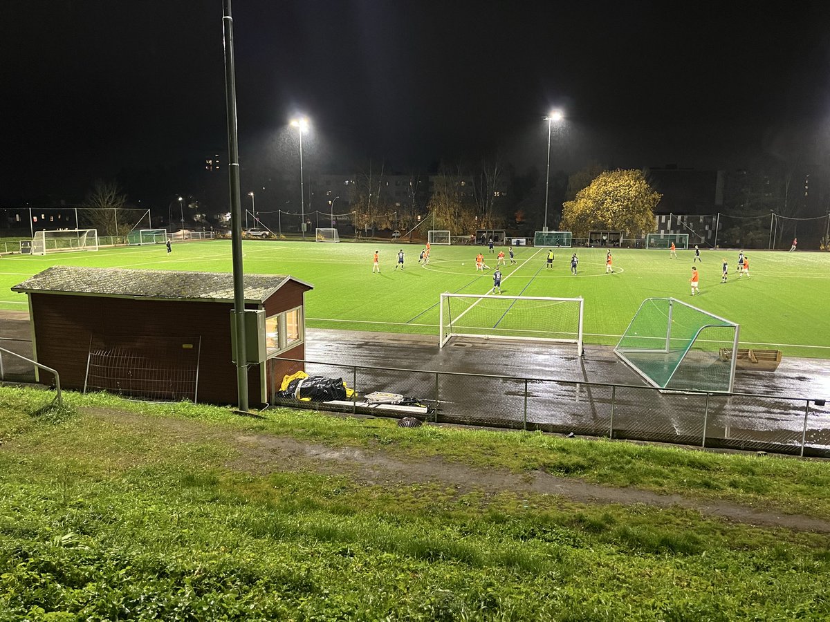 Nydelig aften i hovedstaden!

<a href="/ReadyFotball/">Ready Senior A</a> 2 søkte ly på Voksenbanen i kveld. Ikke bare ble det bane 450 og tetting av ett av få hull i Oslo for undertegnede, men med en håndfull banehoppere på plass satt også praten såpass løst at bilderunden ble så som så🏟️

#Groundhopping