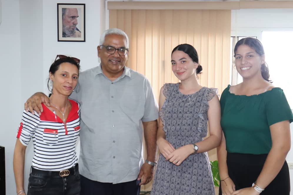 🤝❤️| #Hoy fue uno de esos que dejan huella en la vida de los estudiantes.

Los jóvenes que inician sus prácticas de la carrera de Comunicación Social en nuestra institución compartieron un diálogo ameno con nuestro Ministro y la viceministra primera

 #AltaFiscalizaciónMinjus🇨🇺
