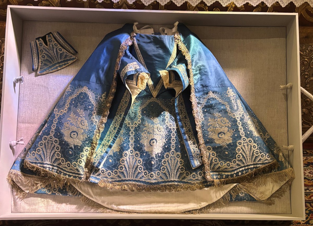 Precioso traje con sedas del siglo XIX de la colección de Cayetano Gómez Felipe confeccionado para Nuestra Señora de las Nieves, Patrona de la isla de La Palma. 
Regalo de Excmo. Ayuntamiento  de Los Llanos de Aridane, en nombre de todos los aridanenses. ¡Una maravilla!
