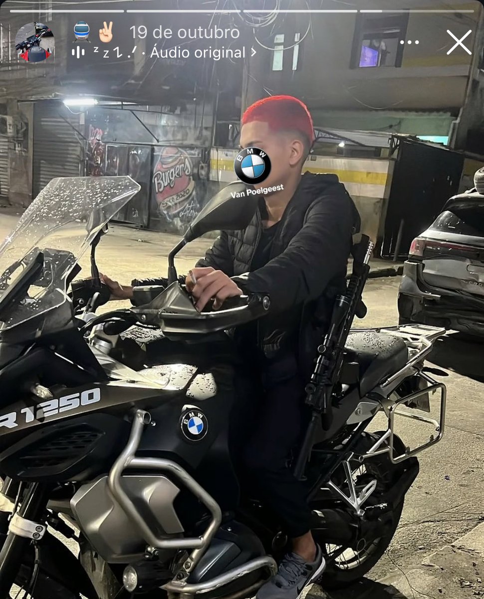 Politiquei_Br's tweet photo. 🚨URGENTE | Suposto jovem inocente que teve a cabeça decapitada e que a tia alegou, em entrevistas, ser “trabalhador”, tinha fotos em suas redes sociais portando fuzis de assalto e motos roubadas. https://t.co/avNVkYyEHJ