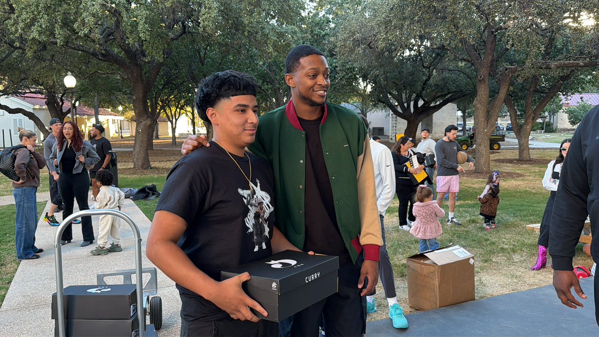 fuepaco's tweet photo. Los @spurs sorprendieron al llegar a una cancha del centro de #sanantonio para regalar pares de tenis. #dearonfox se dio tiempo para entregarlos y tomarse la foto con los asistentes. https://t.co/J2aIWJhoNi