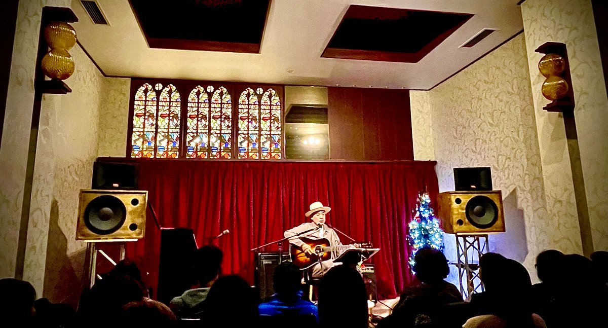 今日は弾き語り岡山公演の最終リハーサルがあります。
岡山公演はなぜか毎回、自分が歌にグッと入り込む時が訪れます。
これは城下公会堂という場所や、現地のスタッフの作り上げる雰囲気がそうさせるのかもしれません。
もちろん各地でそういうことが起きます。