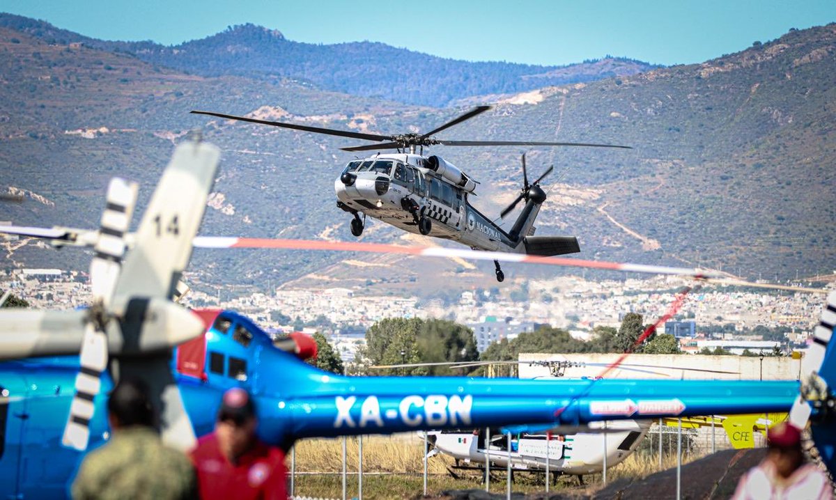 difhgo's tweet image. Más de 640 vuelos del #PuenteAéreoEnAcción han llevado ayuda a zonas de derrumbe en Hidalgo.
#LaFamiliaDIFH, agradece al Gobierno de Hidalgo, Guardia Nacional y Plan DN-III-E por la evacuación de dos mujeres que requerían atención médica urgente en San Bartolo Tutotepec.