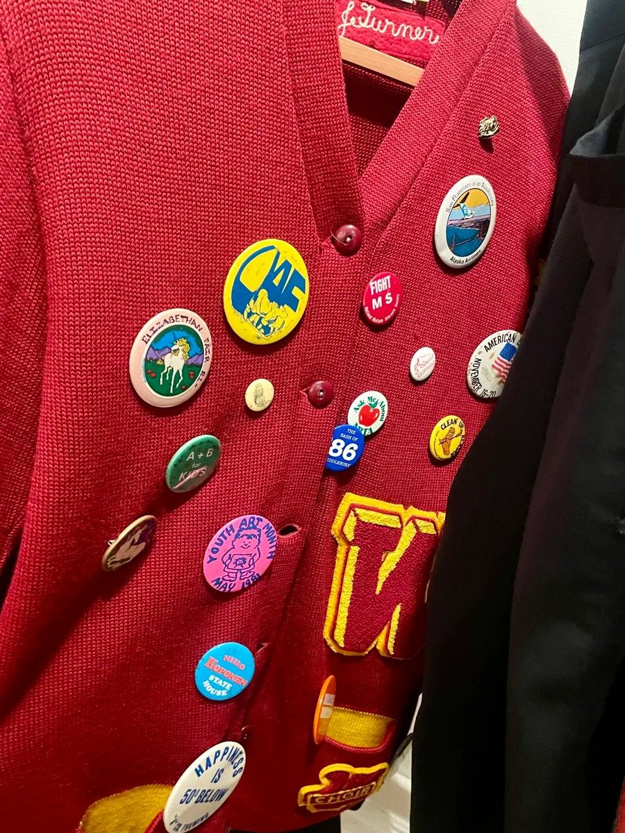 Gabriella0263's tweet photo. This vibrant red jacket is decorated with colorful pins! 🎉✨ Express your personality and style boldly 🧥🌟 https://t.co/iqENvqQupe