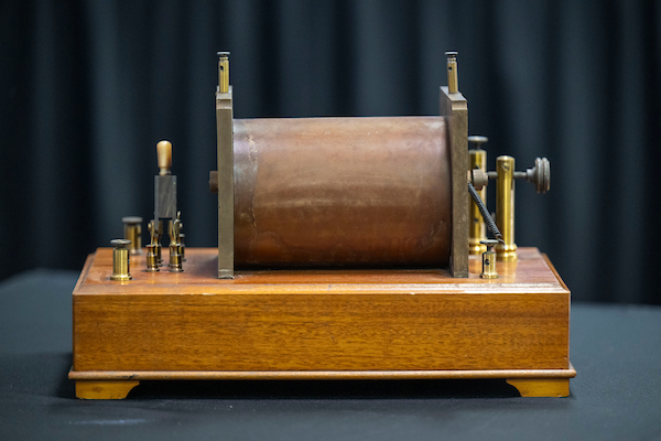 PhotosND's tweet image. Before Wi-Fi, there was Jerome Green. In 1899, the Notre Dame professor sent the first wireless message in the U.S.—decades before the internet!

This #InternetDay, we’re looking back on the University’s 2024 re-enactment of that first transmission—125 years later.