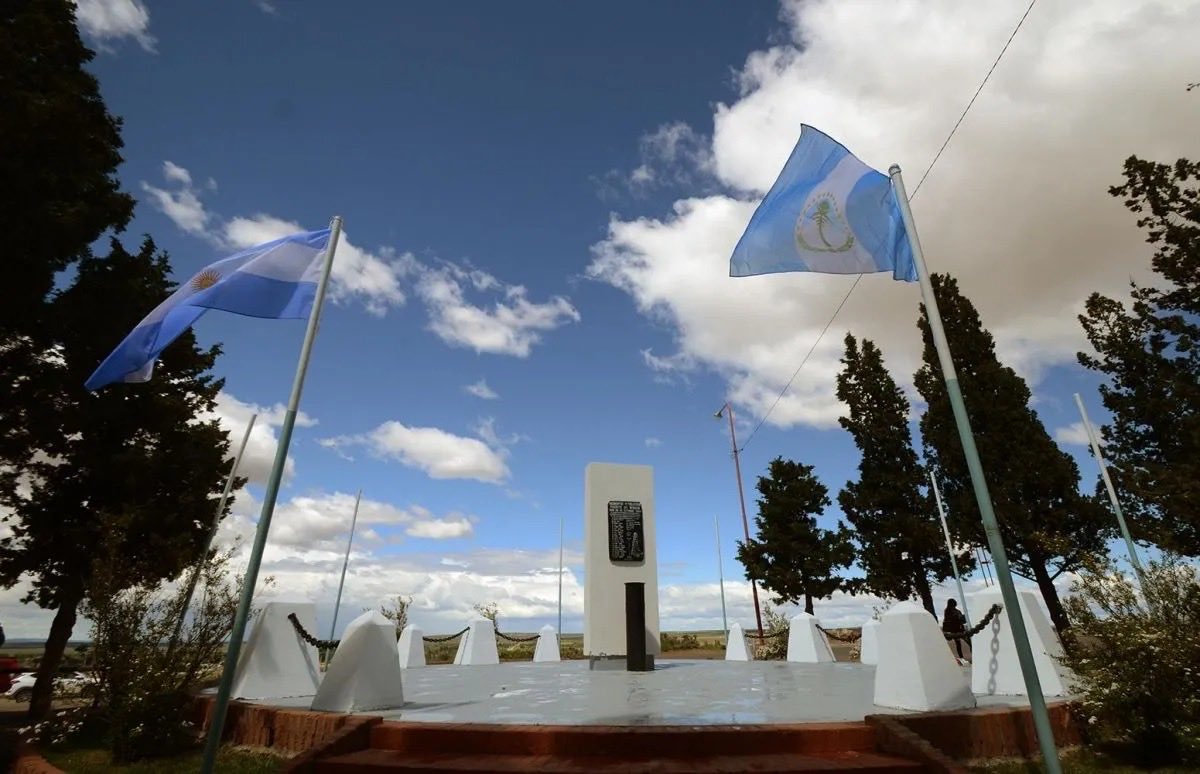 fitosanchez's tweet photo. ¿Por qué hoy se celebra el Día del Petróleo Neuquino? 

Porque un 29 de octubre de 1918, después de más de dos años y medio de trabajo, el Equipo Patria completó el Pozo N°1 en Plaza Huincul. Ese hallazgo cambió la historia de Neuquén: fue el primer petróleo descubierto en la provincia y el inicio de una industria que no dejó de crecer.

Hoy, Vaca Muerta sigue mostrando el potencial de nuestra tierra, y la refinería de YPF en Plaza Huincul mantiene vivo el espíritu pionero.

La foto que elegí para acompañar este posteo es el monolito que recuerda ese Pozo N°1, un símbolo de esfuerzo, innovación y energía para toda la provincia.

#PlazaHuincul #Neuquen #DiaDelPetroleoNeuquino