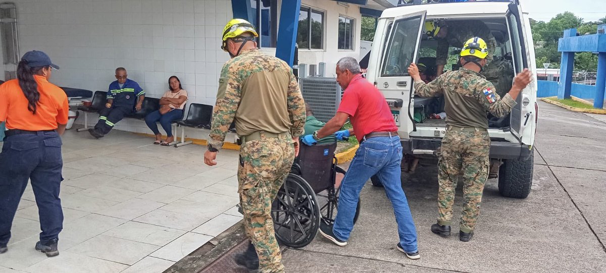 senafrontpanama's tweet photo. Soná, Veraguas:
Nuestras unidades del #SENAFRONT brindaron atención a un ciudadano que presentaba debilidad, adormecimiento en brazos y piernas, y dolor torácico.
Fue trasladado de inmediato al Hospital Dr. Ezequiel Abadía para recibir. #PlanFirmeza 🇵🇦 https://t.co/fYS96WKfq5
