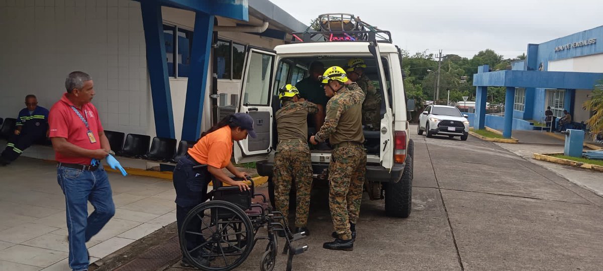 senafrontpanama's tweet photo. Soná, Veraguas:
Nuestras unidades del #SENAFRONT brindaron atención a un ciudadano que presentaba debilidad, adormecimiento en brazos y piernas, y dolor torácico.
Fue trasladado de inmediato al Hospital Dr. Ezequiel Abadía para recibir. #PlanFirmeza 🇵🇦 https://t.co/fYS96WKfq5