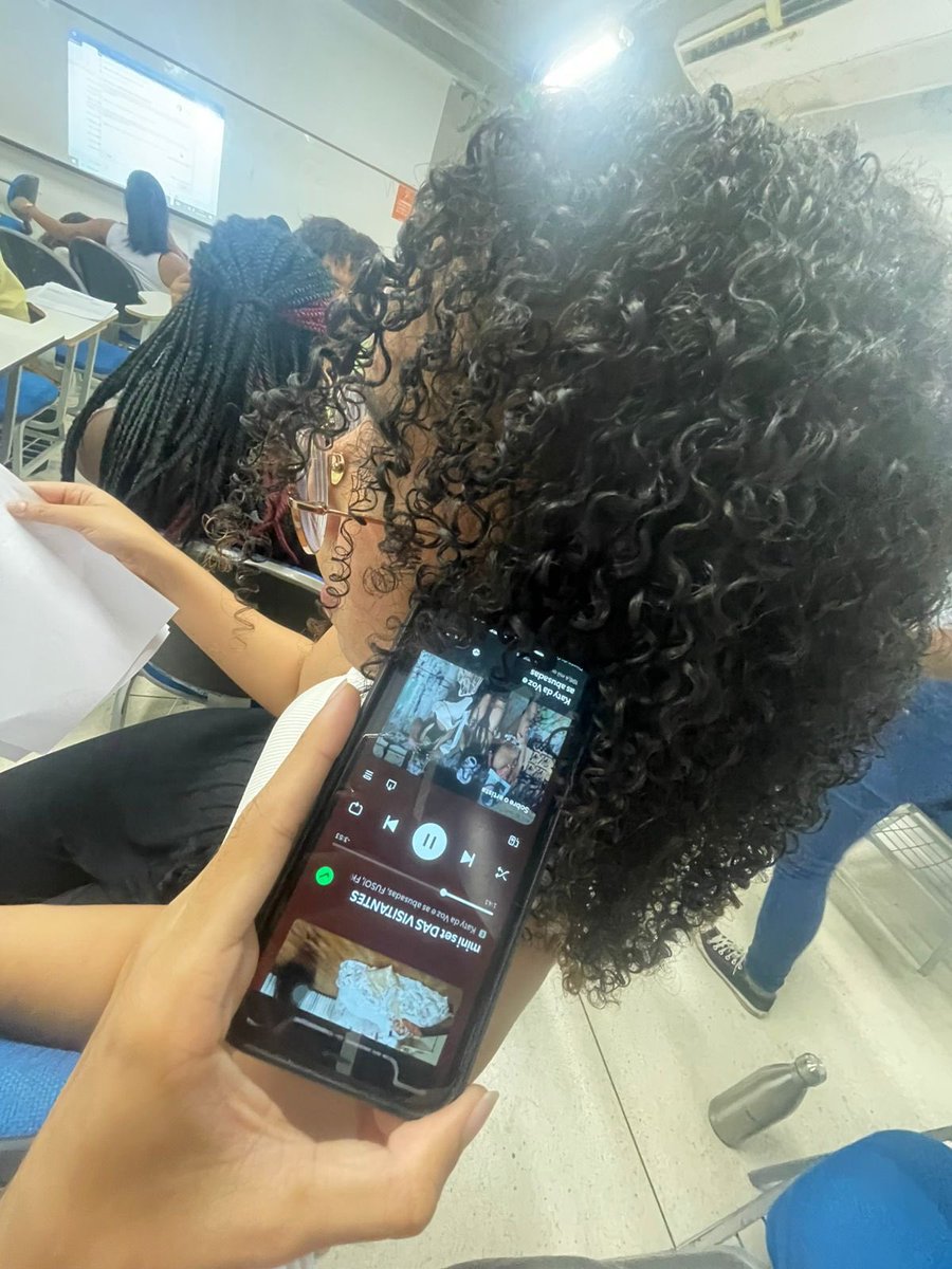 sou a primeira pessoa na ftc paralela na aula de contabilidade avançada a colocar uma pessoa para ouvir mini set das visitantes