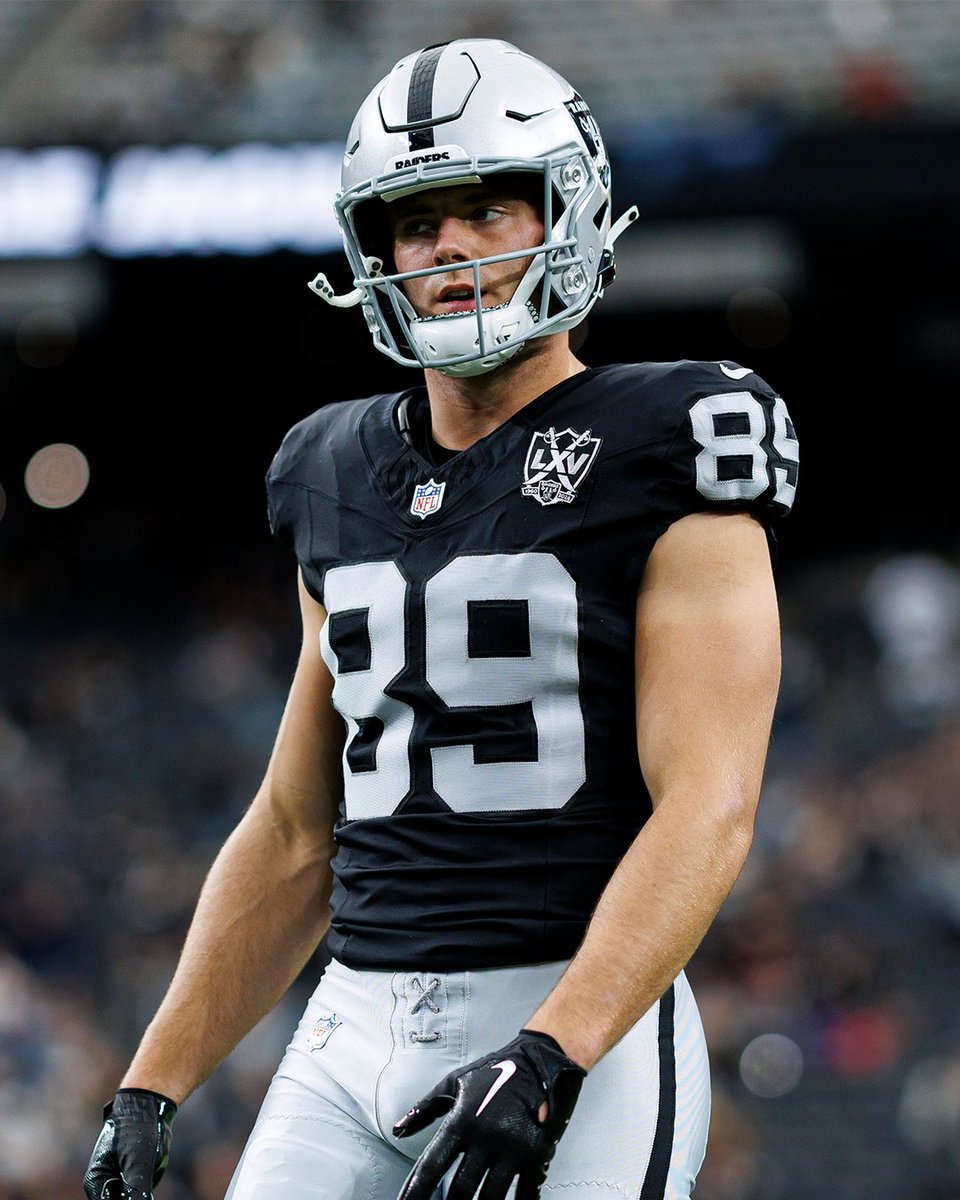 LVRaidersMex's tweet photo. BROCK BOWERS 

HE IS BACK https://t.co/BQuk76T1bG