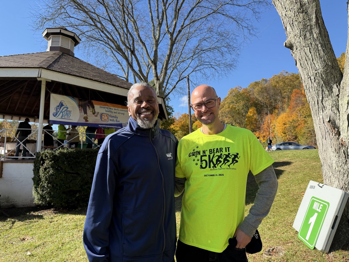 BrewsterTeacher's tweet photo. A huge thank you to @NYSUTStreasurer for joining us at the Brewster Teachers’ Association’s first annual Grin ’N Bear It 5K! #BTA5K #GrinNBearIt5K #BrewsterTeachers #UnionStrong #CommunityProud #NYSUTRuns https://t.co/Gf4IRgPsN3
