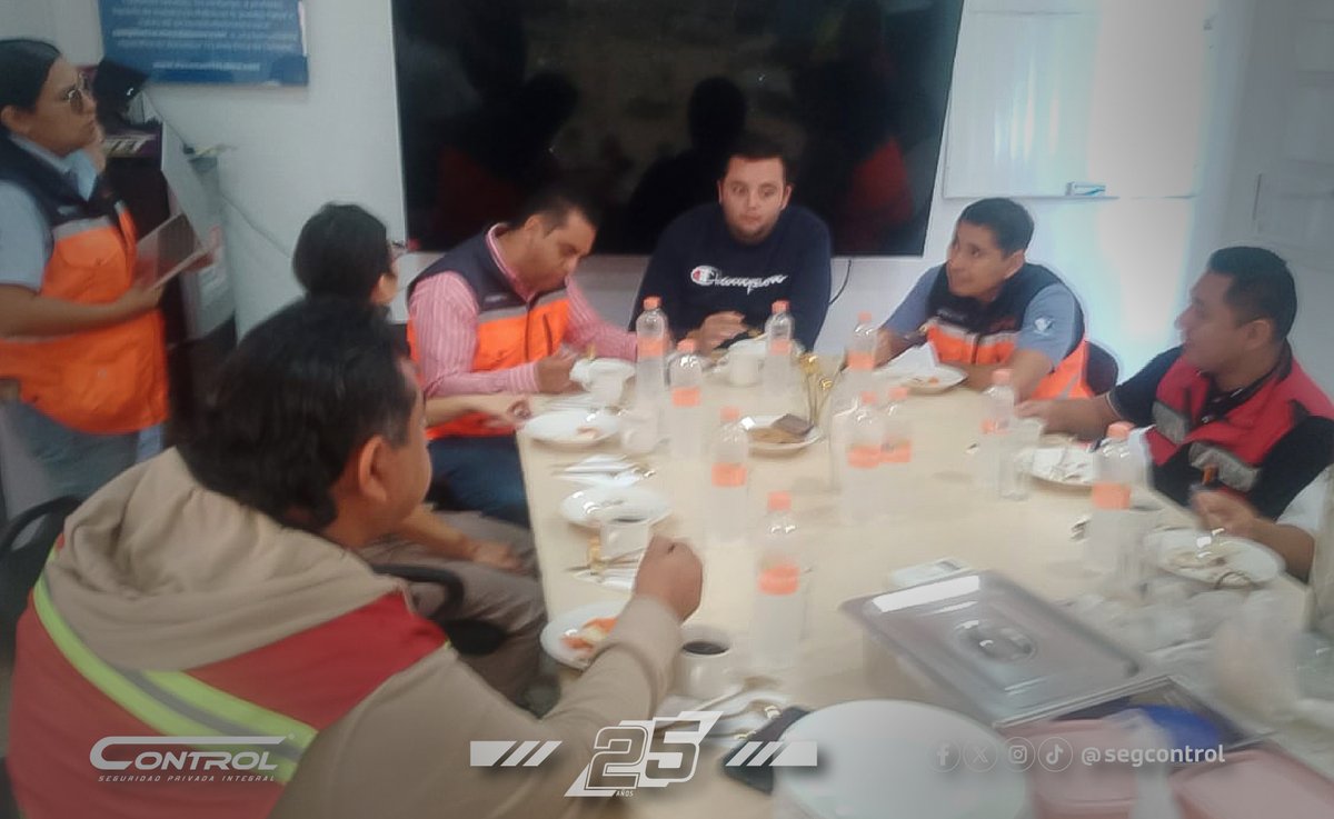 segcontrol's tweet image. ✨ ¡Reconocemos el esfuerzo que deja huella!

En BEC Planta Cuernavaca celebramos a dos grandes compañeros que destacan por su compromiso, pasión y entrega: Jesús Cortina y Ángel Eduardo, quienes fueron reconocidos como Héroes Control.

#GuardiasControl #ControlSeguridad